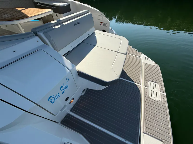 Slide: The Image of Sea Ray 320 SUNDANCER 2024 - 18