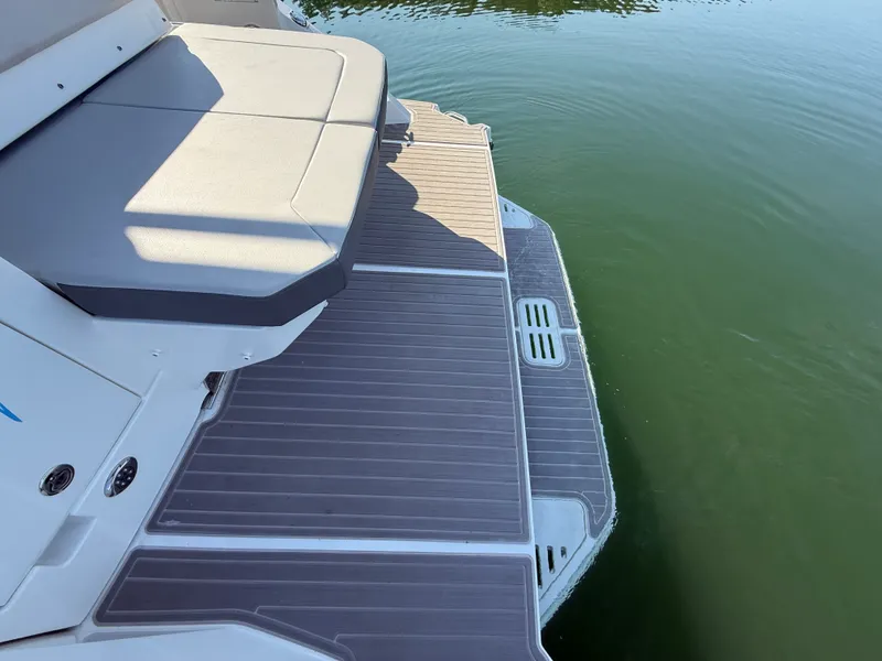 Slide: The Image of Sea Ray 320 SUNDANCER 2024 - 21