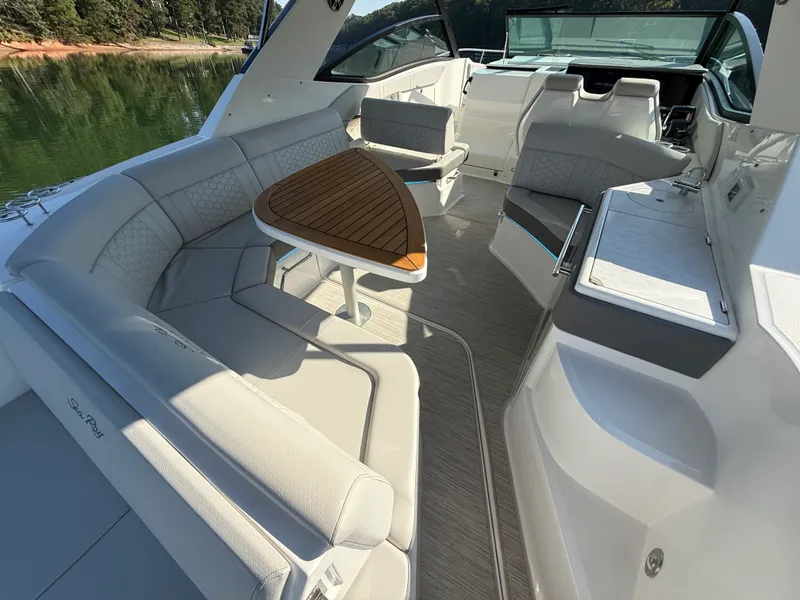 Slide: The Image of Sea Ray 320 SUNDANCER 2024 - 26