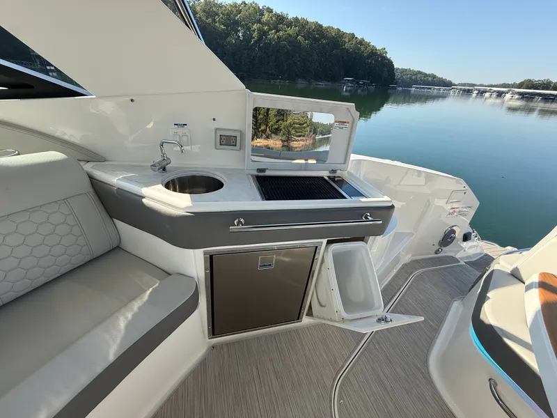 Slide: The Image of Sea Ray 320 SUNDANCER 2024 - 29