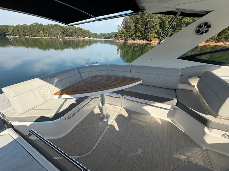 Slide: The Image of Sea Ray 320 SUNDANCER 2024 - 30