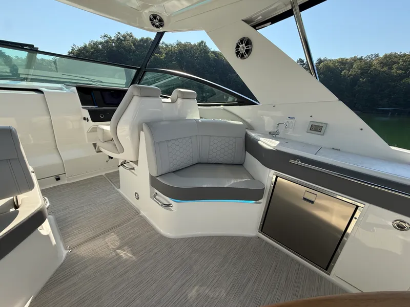 Slide: The Image of Sea Ray 320 SUNDANCER 2024 - 32