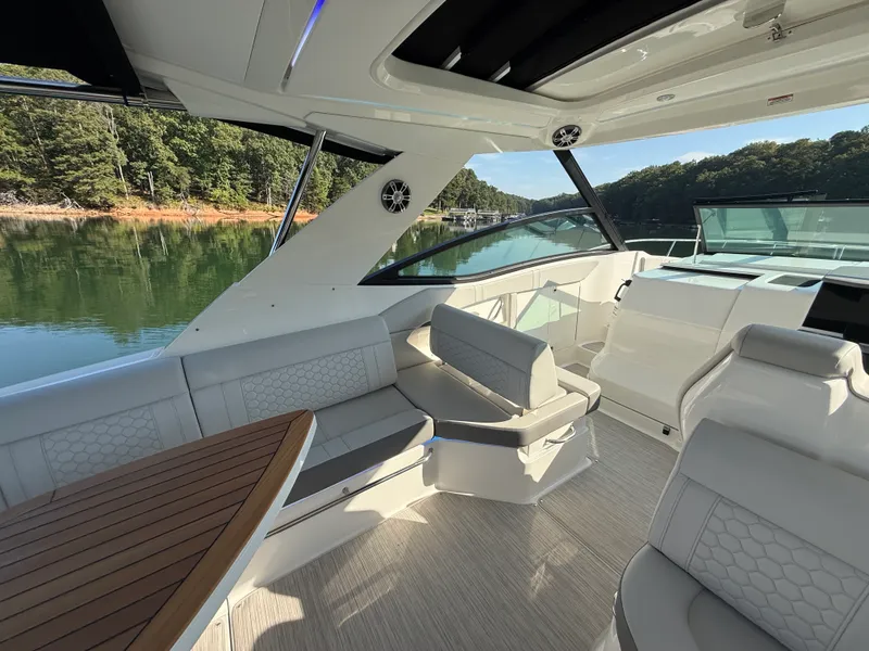 Slide: The Image of Sea Ray 320 SUNDANCER 2024 - 36