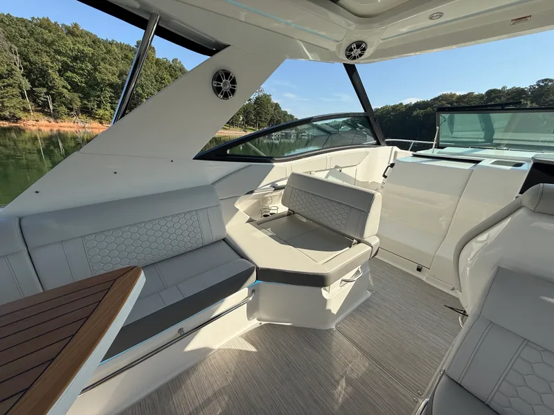 Slide: The Image of Sea Ray 320 SUNDANCER 2024 - 37