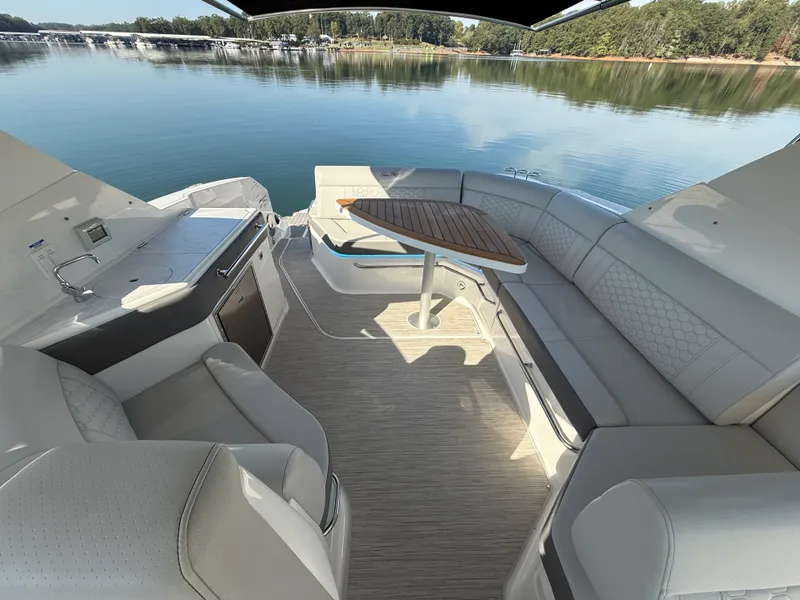Slide: The Image of Sea Ray 320 SUNDANCER 2024 - 38