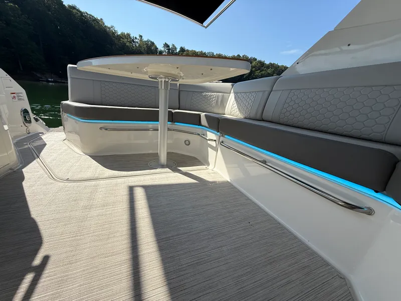 Slide: The Image of Sea Ray 320 SUNDANCER 2024 - 39