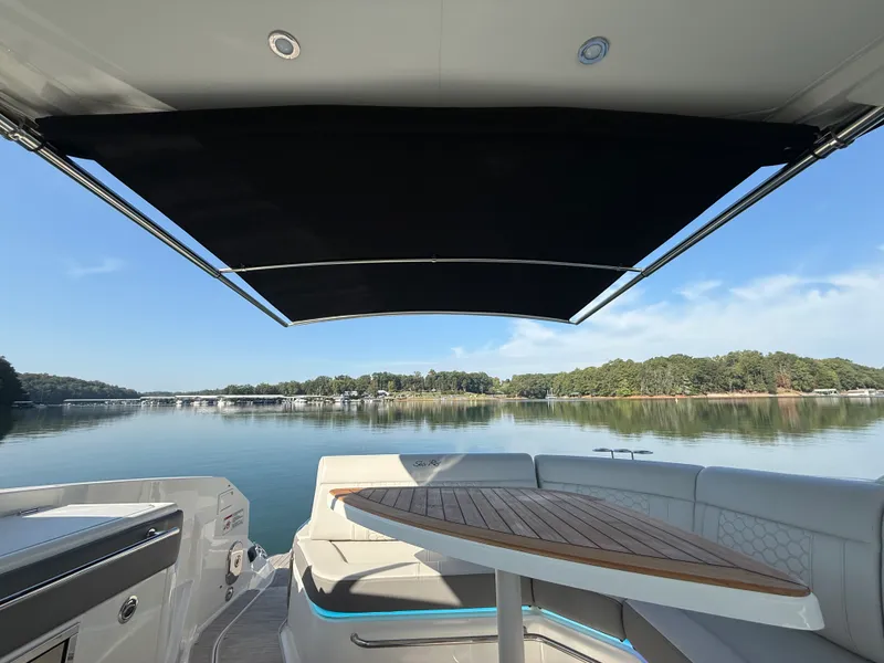 Slide: The Image of Sea Ray 320 SUNDANCER 2024 - 40