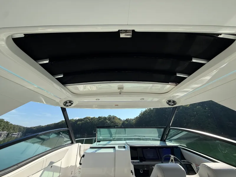 Slide: The Image of Sea Ray 320 SUNDANCER 2024 - 41