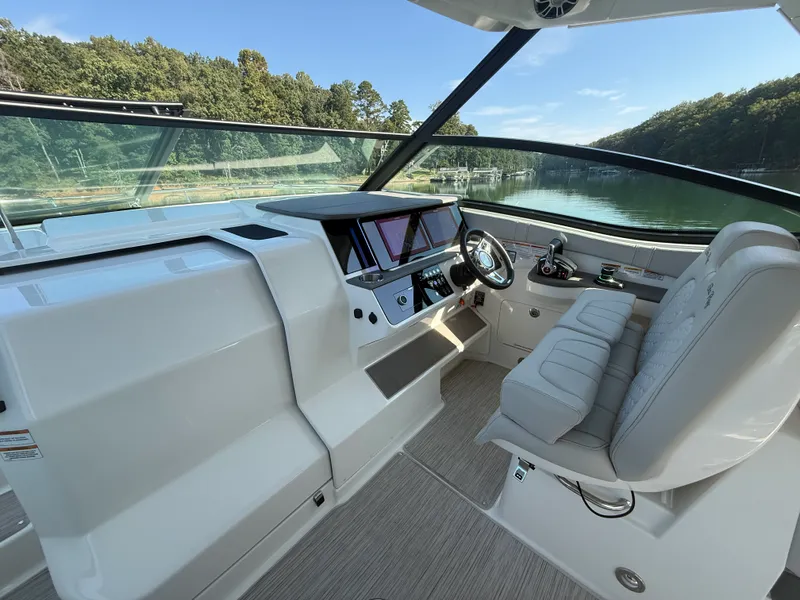 Slide: The Image of Sea Ray 320 SUNDANCER 2024 - 43