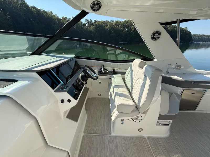 Slide: The Image of Sea Ray 320 SUNDANCER 2024 - 44