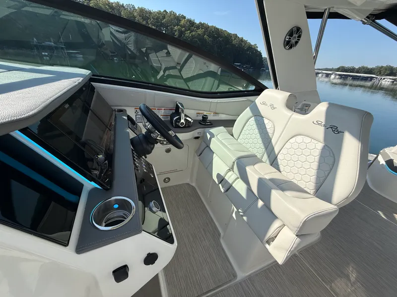 Slide: The Image of Sea Ray 320 SUNDANCER 2024 - 45