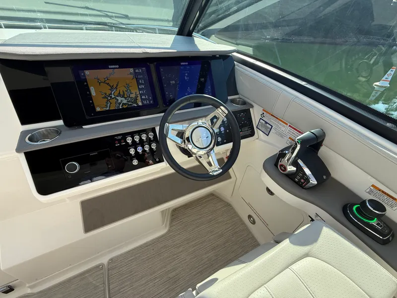 Slide: The Image of Sea Ray 320 SUNDANCER 2024 - 46