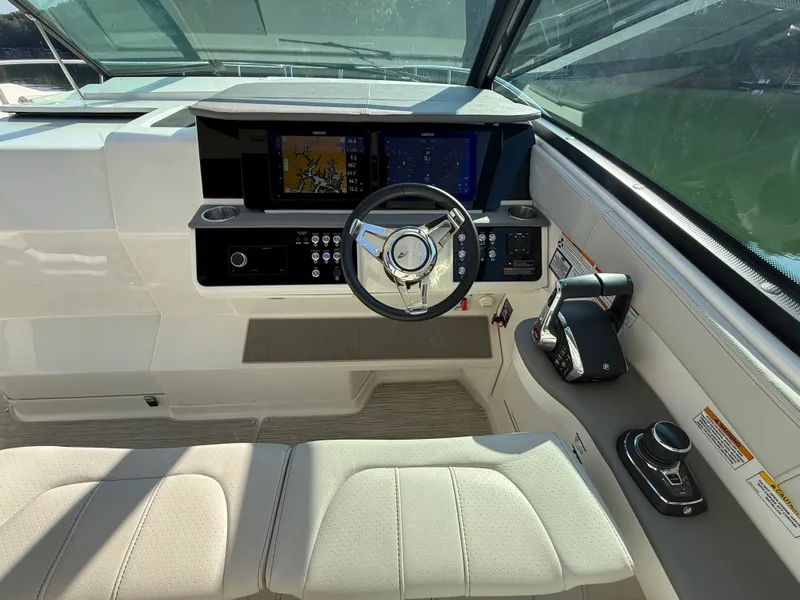 Slide: The Image of Sea Ray 320 SUNDANCER 2024 - 47