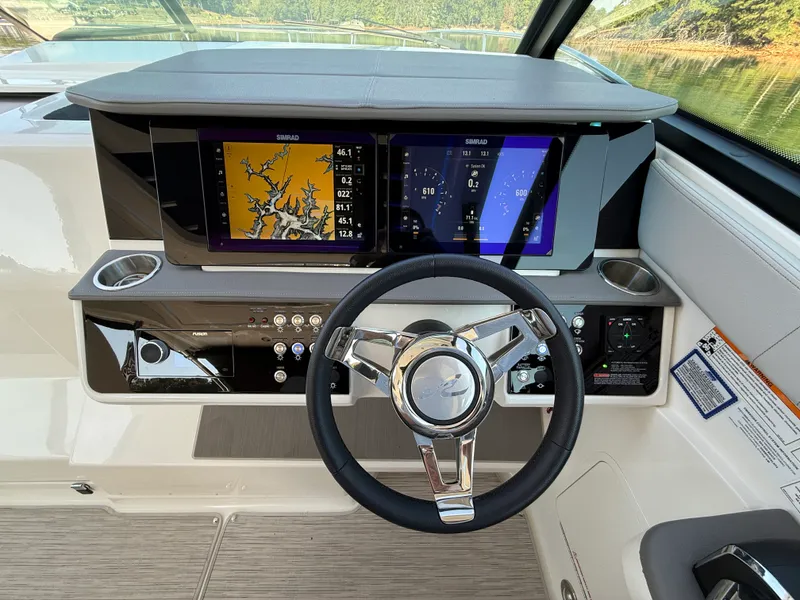 Slide: The Image of Sea Ray 320 SUNDANCER 2024 - 48