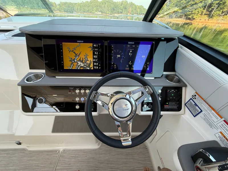 Slide: The Image of Sea Ray 320 SUNDANCER 2024 - 49