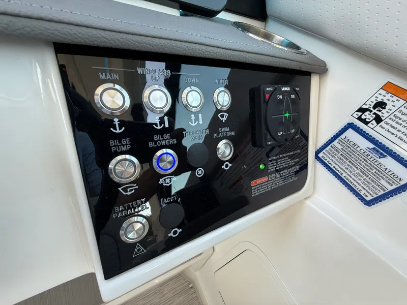 Slide: The Image of Sea Ray 320 SUNDANCER 2024 - 51