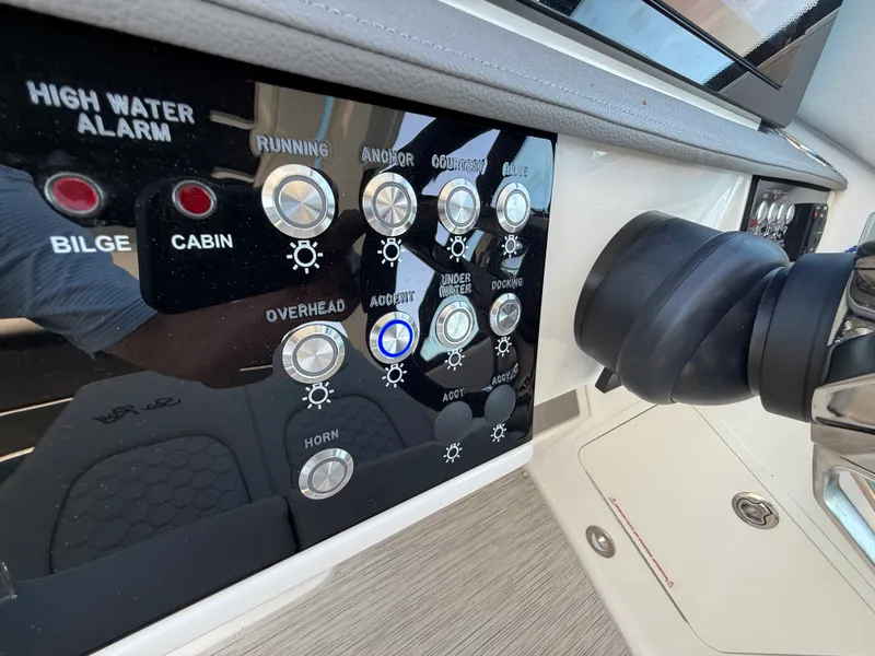 Slide: The Image of Sea Ray 320 SUNDANCER 2024 - 52