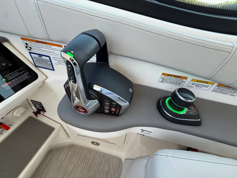 Slide: The Image of Sea Ray 320 SUNDANCER 2024 - 53