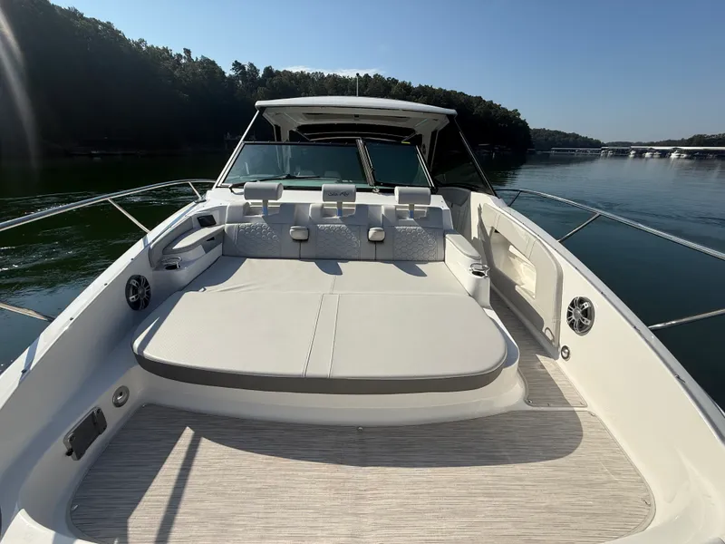 Slide: The Image of Sea Ray 320 SUNDANCER 2024 - 60