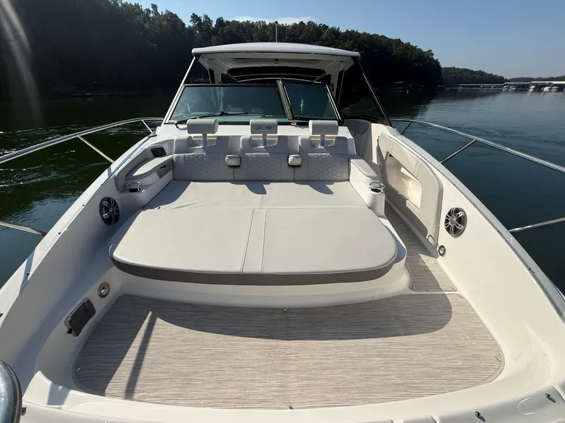 Slide: The Image of Sea Ray 320 SUNDANCER 2024 - 61