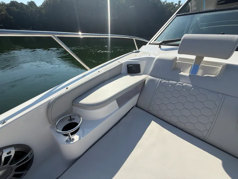Slide: The Image of Sea Ray 320 SUNDANCER 2024 - 62