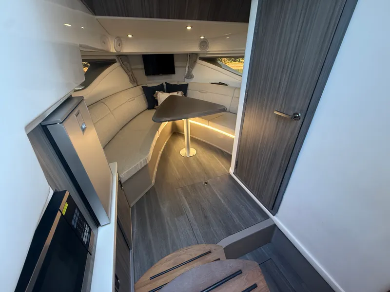 Slide: The Image of Sea Ray 320 SUNDANCER 2024 - 63
