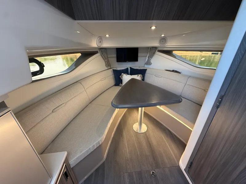 Slide: The Image of Sea Ray 320 SUNDANCER 2024 - 64