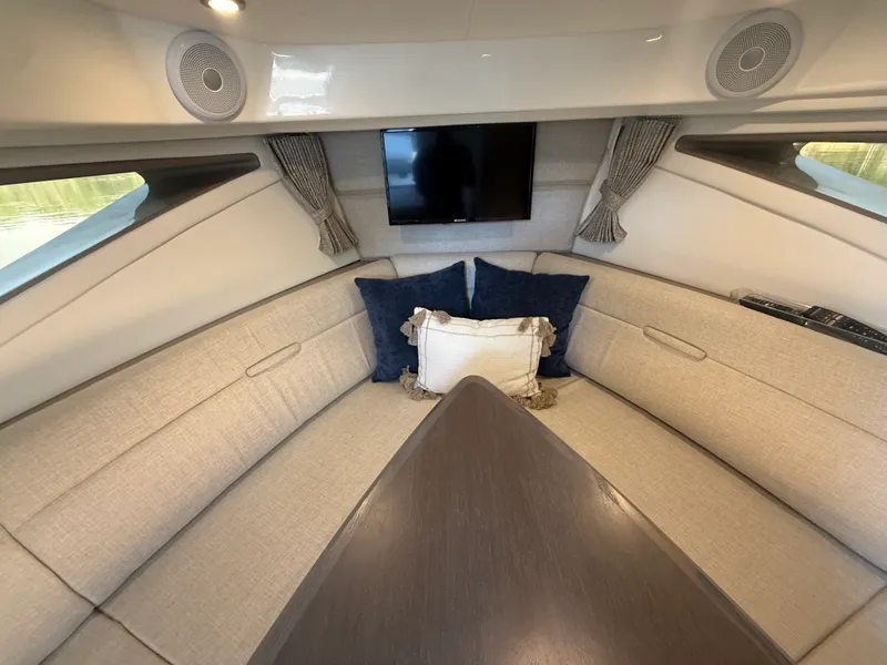 Slide: The Image of Sea Ray 320 SUNDANCER 2024 - 65