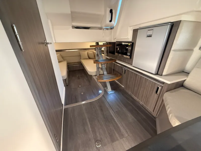 Slide: The Image of Sea Ray 320 SUNDANCER 2024 - 66