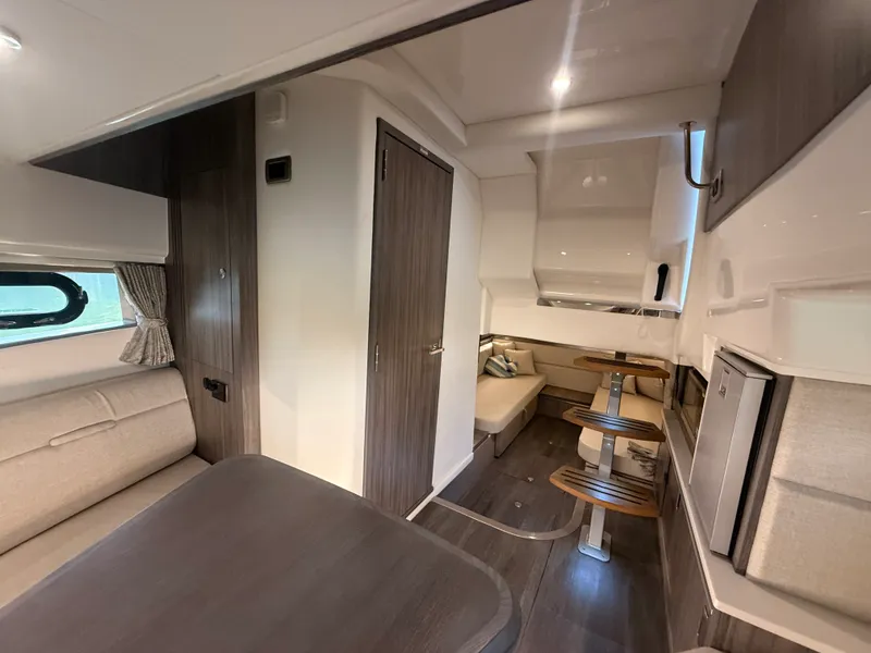 Slide: The Image of Sea Ray 320 SUNDANCER 2024 - 67