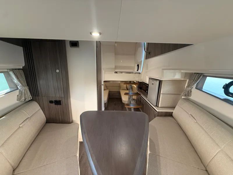Slide: The Image of Sea Ray 320 SUNDANCER 2024 - 68