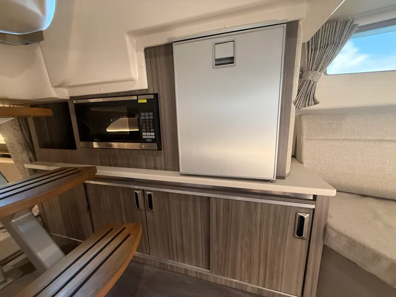 Slide: The Image of Sea Ray 320 SUNDANCER 2024 - 69