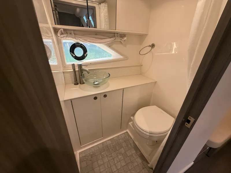 Slide: The Image of Sea Ray 320 SUNDANCER 2024 - 70