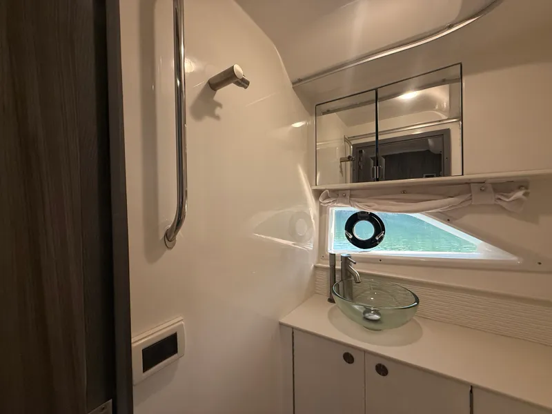 Slide: The Image of Sea Ray 320 SUNDANCER 2024 - 72