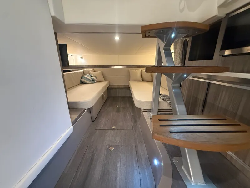 Slide: The Image of Sea Ray 320 SUNDANCER 2024 - 73