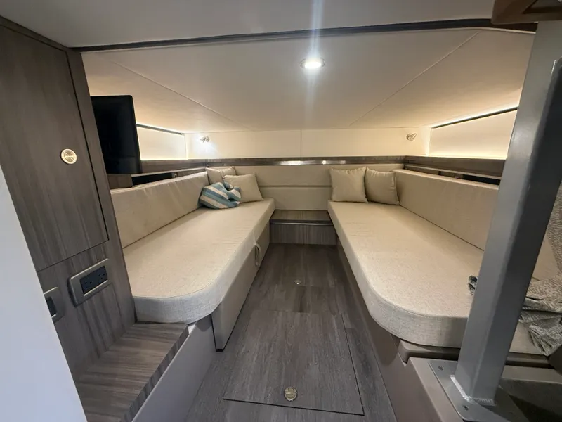 Slide: The Image of Sea Ray 320 SUNDANCER 2024 - 74