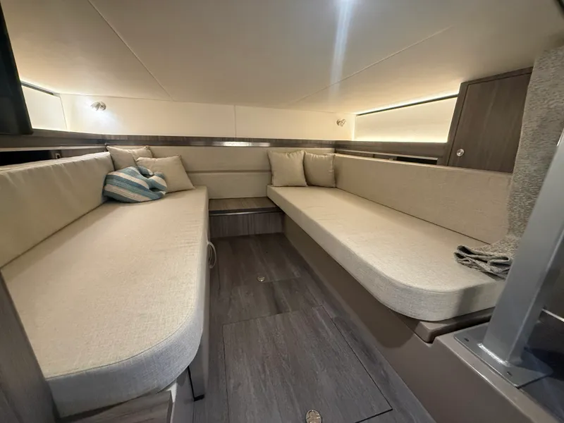 Slide: The Image of Sea Ray 320 SUNDANCER 2024 - 75