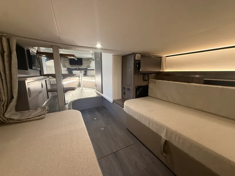 Slide: The Image of Sea Ray 320 SUNDANCER 2024 - 76