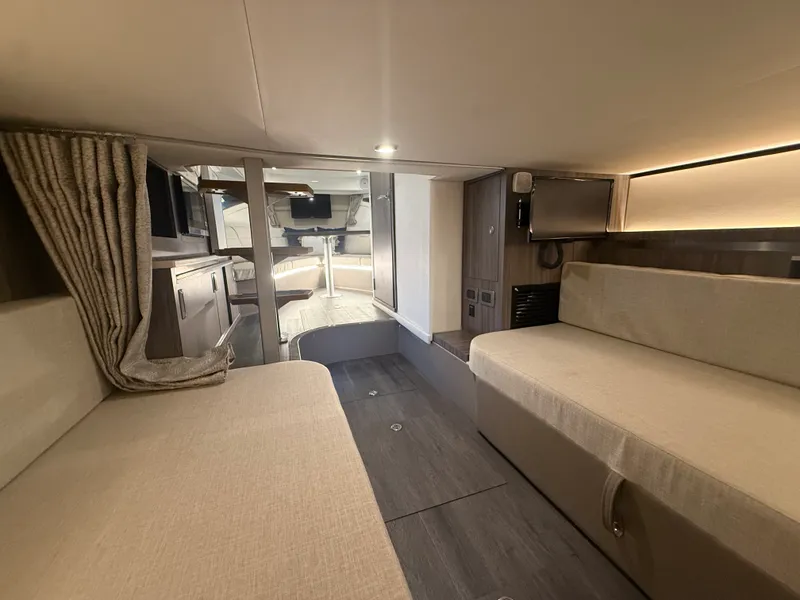 Slide: The Image of Sea Ray 320 SUNDANCER 2024 - 77