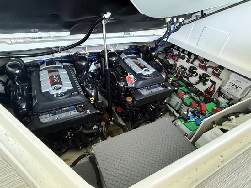 Slide: The Image of Sea Ray 320 SUNDANCER 2024 - 79