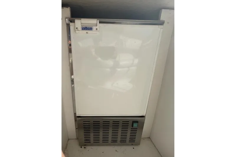 Slide: The Image of Isotherm refrigerator on a 1998 Sea Ray 480 Sedan Bridge yacht. - 21