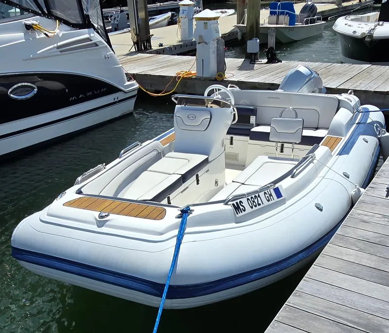 Slide: The Image of Walker Bay 525 DELUXE 2018 - 2