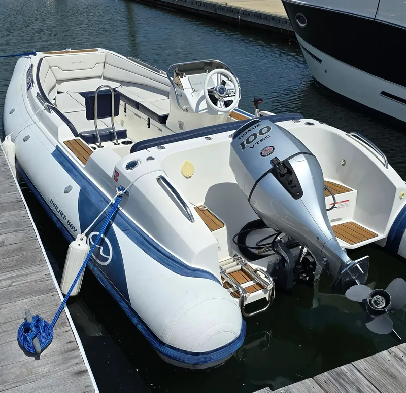 Slide: The Image of Walker Bay 525 DELUXE 2018 - 3