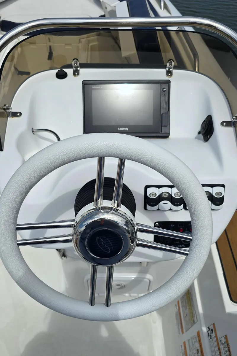 Slide: The Image of Walker Bay 525 DELUXE 2018 - 4