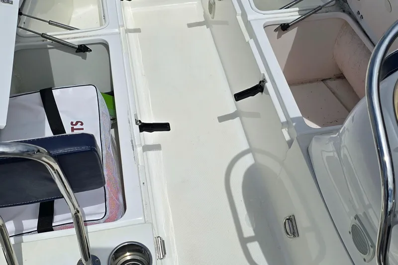 Slide: The Image of Walker Bay 525 DELUXE 2018 - 7