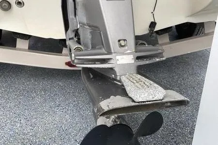 Slide: The Image of 2007 Stingray 195FX boat motor and propeller on display. - 10