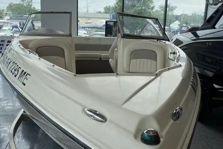 Slide: The Image of 2007 Stingray 195FX boat with open bow seating, displayed indoors. - 4