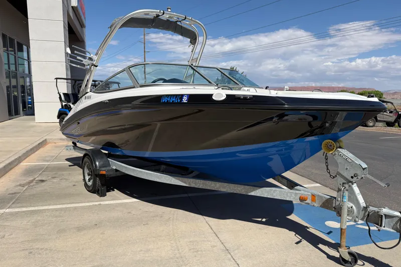 Slide: The Image of 2017 Yamaha Boats AR190 on trailer, parked outdoors under clear sky. - 9