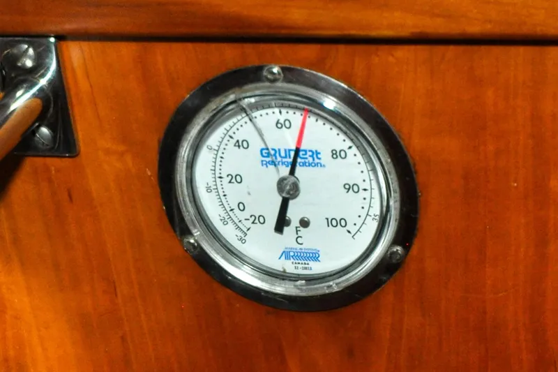 Slide: The Image of Thermometer on 1986 Hinckley Sou'wester 51 yacht, displaying temperature in Fahrenheit and Celsius. - 92