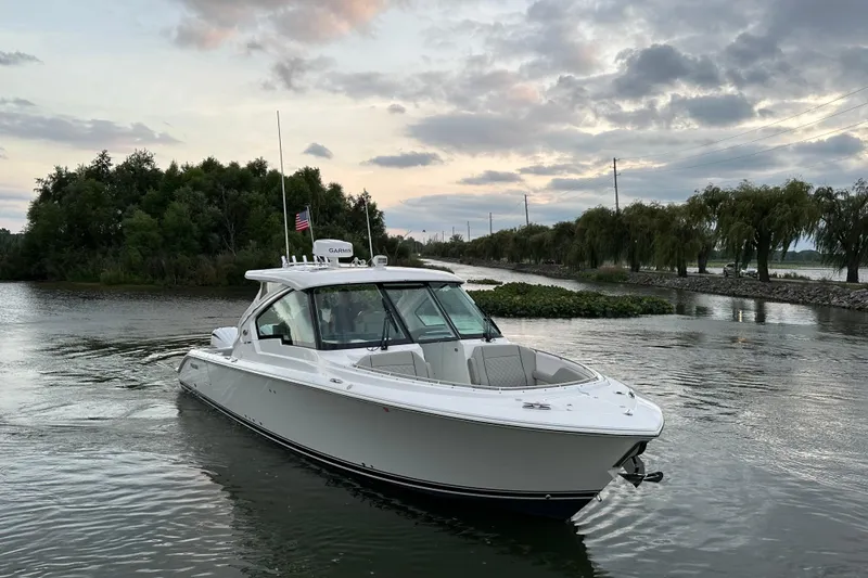 Slide: The Image of Livewell on 2023 Pursuit DC 326 Dual Console boat, filled with water. - 33